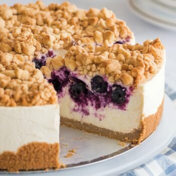 Blueberry crumble cheesecake